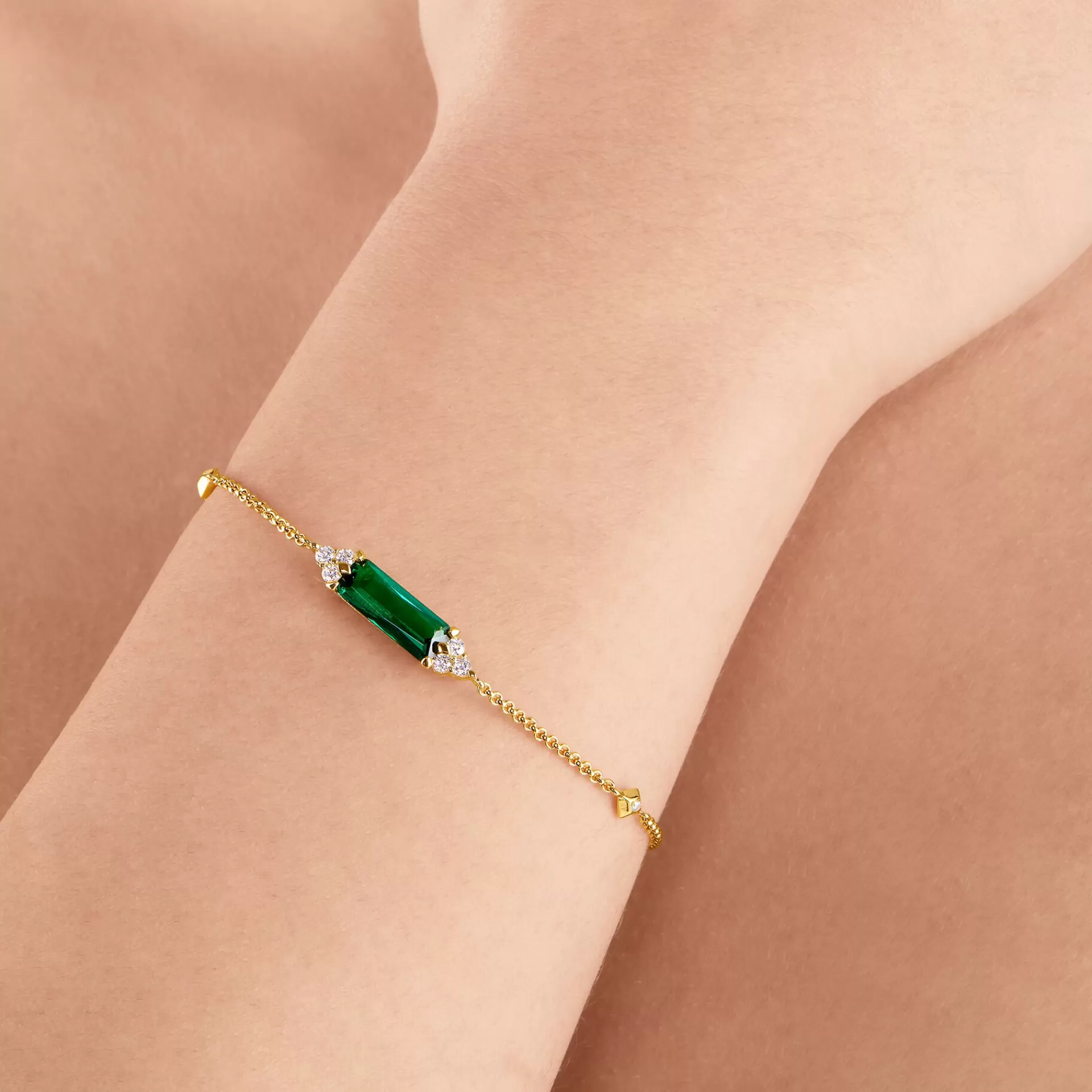 THOMAS SABO Armband | Upp till SEK 3.000<ARMBAND MED GR&OUML;N OCH VITA STENAR GULDPL&AUML;TERAD gult guldfargad, grön, vit