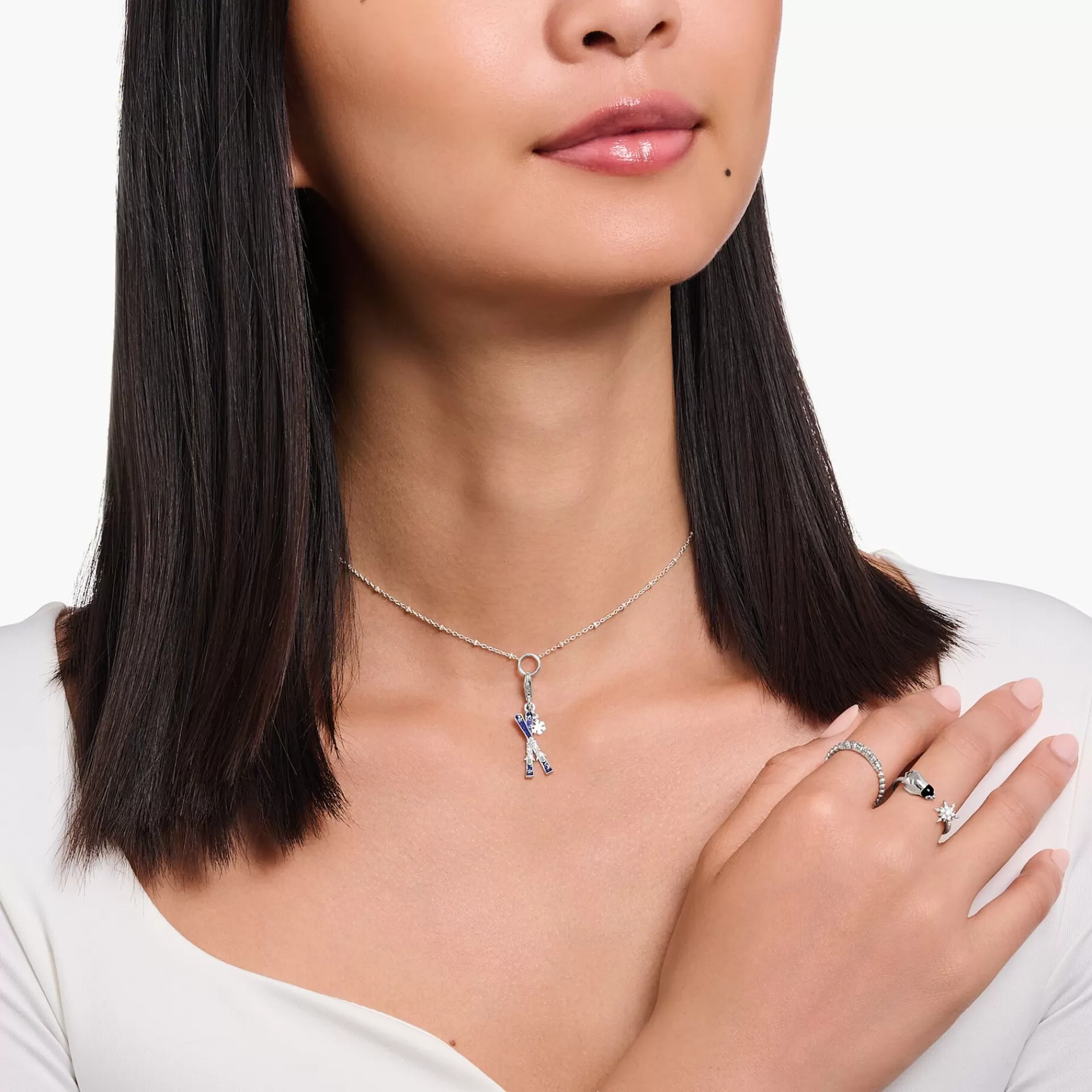 THOMAS SABO Charms | Charms<CHARM-H&AUML;NGSMYCKEI FORM AV TV&ARING; SKIDOR MED SN&OUML;FLINGA-H&AUML;NGE, SILVER silverfargad, vit, mörkblå