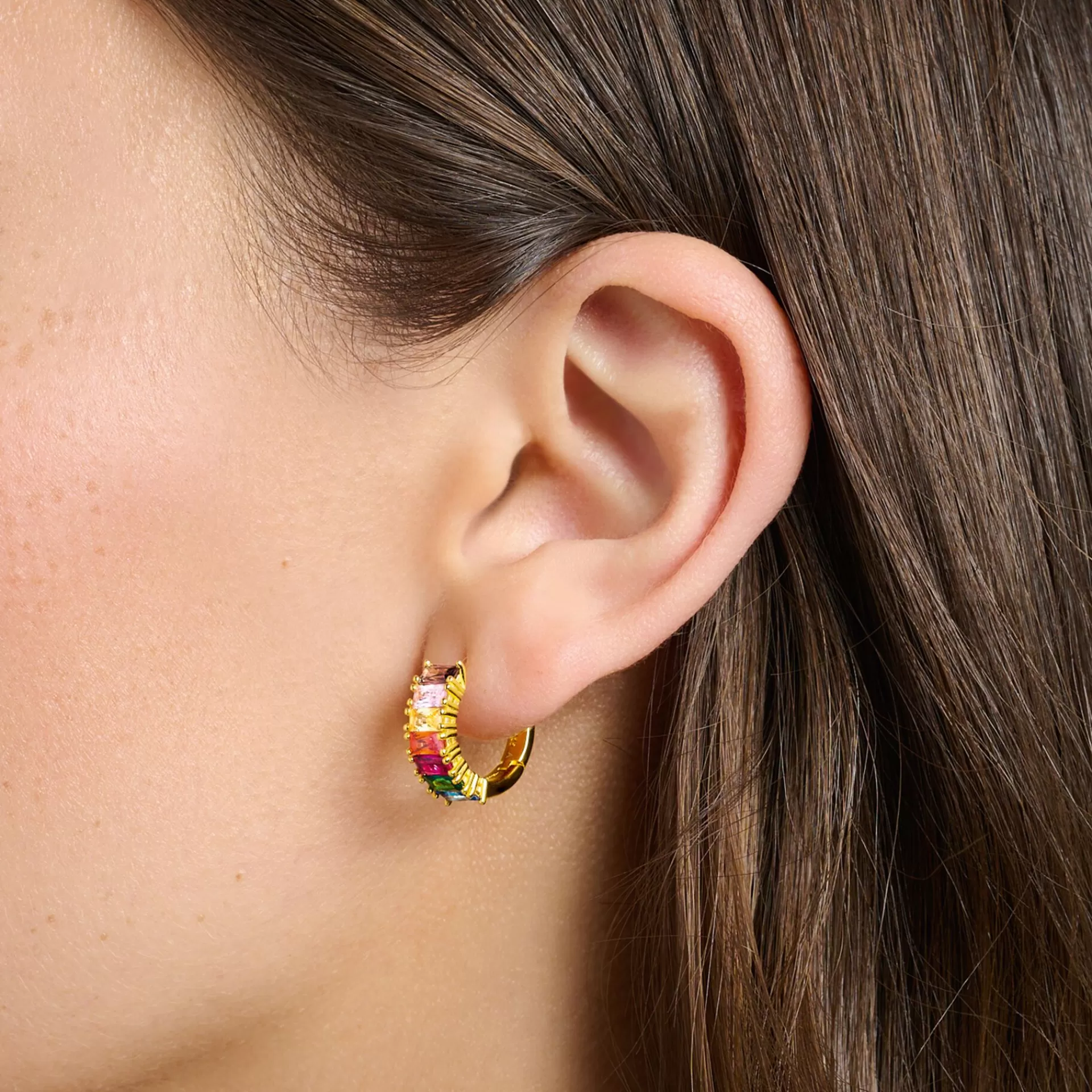 THOMAS SABO Creoler | Gåvor till henne<CREOL&OUML;RH&AUML;NGEN MED F&AUML;RGGLAD STENAR PAV&EACUTE; GULDPL&AUML;TERAD gult guldfargad, grön, blå, violett, rosa, guld, orange, röd