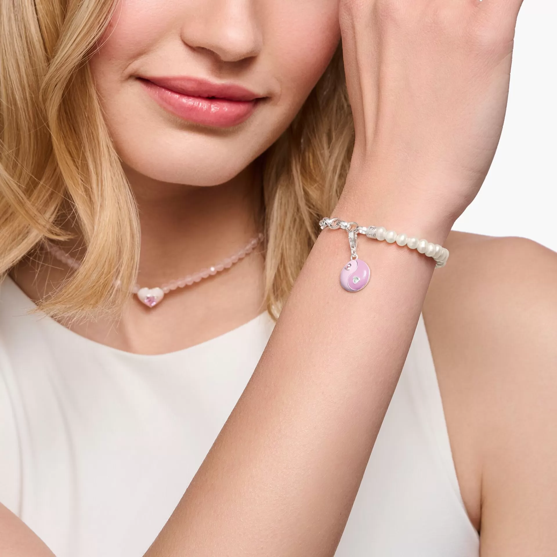 THOMAS SABO Charm Armband | Charm Armband<LEDAMOT CHARM-ARMBAND MED VIT P&AUML;RLOR OCH CHARMISTA BRICKA SILVER silverfargad, vit