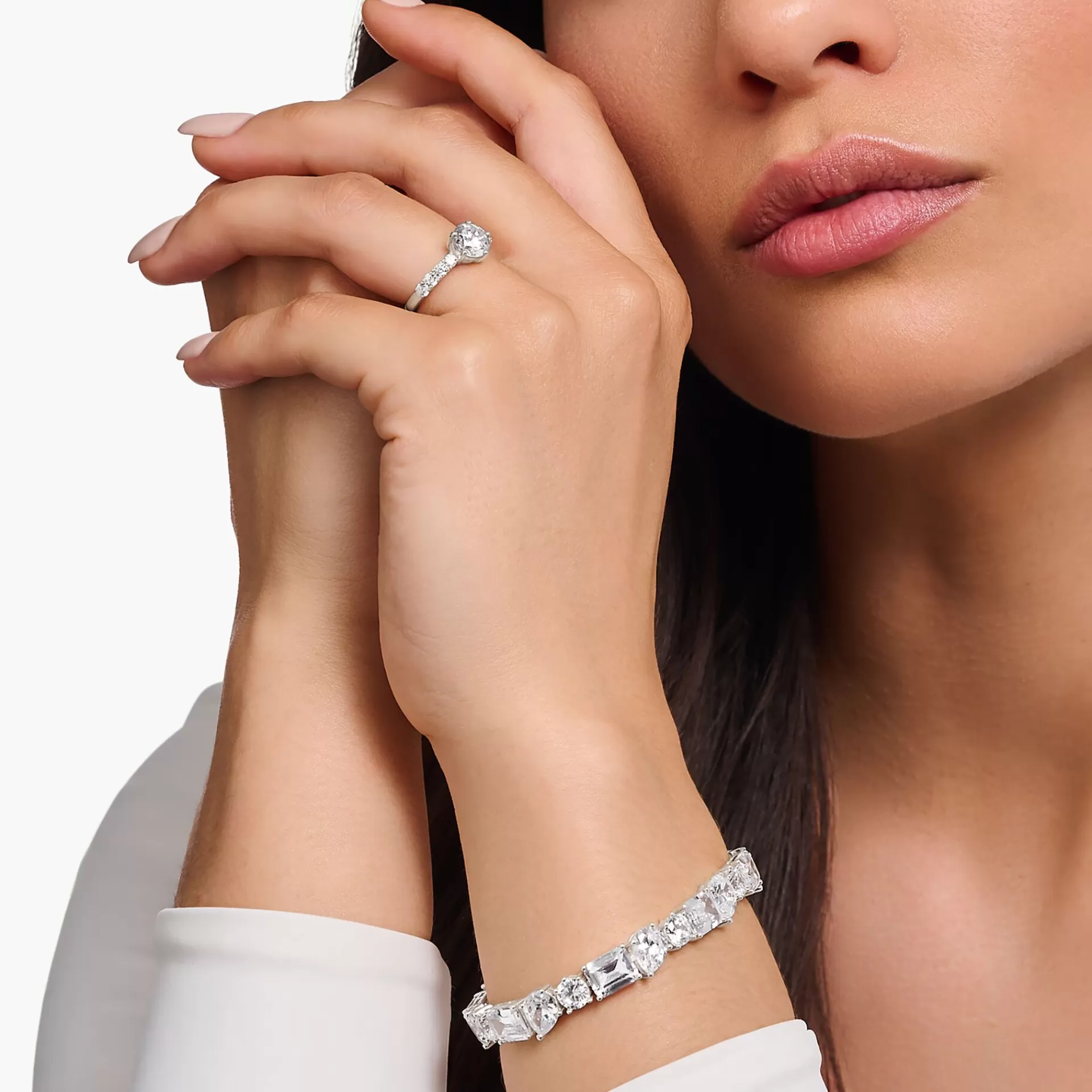 THOMAS SABO Ringar | Återvunnet 925 silver<SOLIT&AUML;RRING I SILVER MED STOR ZIRKONIASTEN OCH SM&ARING; STENAR silverfargad, vit
