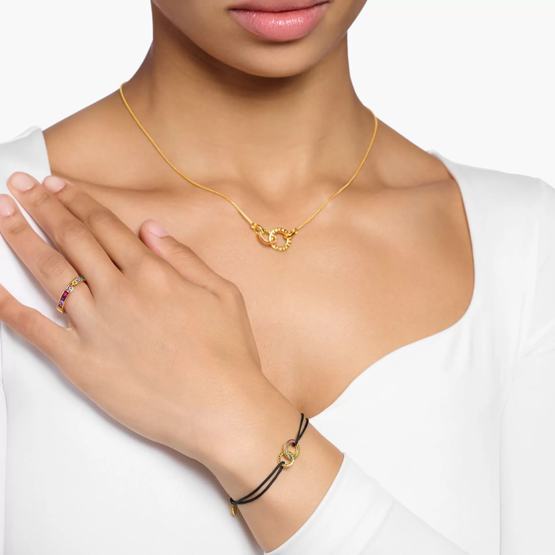 THOMAS SABO Armband | 18K plätering<SVART TEXTILARMBAND MED TV&ARING; F&OUML;RGYLLDA RINGAR MED F&AUML;RGGLADA STENAR gult guldfargad, ljusblå, grön, blå, violett, röd, rosa, guld, orange, brun